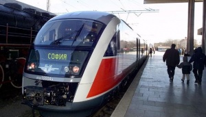 Пътнически влак отнесе 30-годишен край Тополница