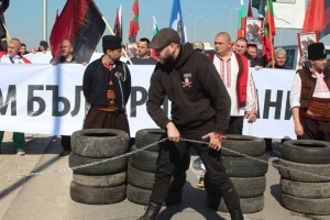 Полицаи отблъснаха протестиращите патриоти на ГКПП "Малко търново"