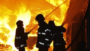 Пожар унищожи къща в Свищов, подозират умишлен палеж