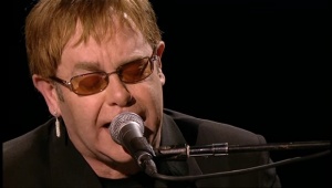 Честит рожден ден! Елтън Джон на 70