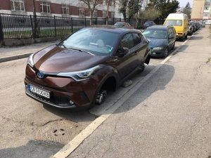 Откраднаха гумите на колата на Ина Ананиева