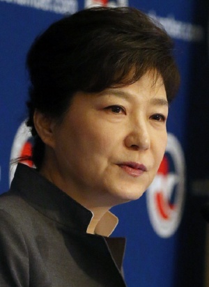 Южнокорейски прокурори искат арест на сваления президент