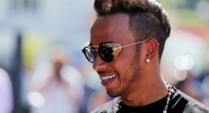 Хамилтън се пусна с борд по дюните преди пистата в Китай (ВИДЕО)