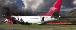 Пътнически самолет кацна принудително заради пожар (ВИДЕО)