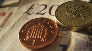 Лирата стартира с понижение на валутния пазар след официалното задействане на процедурата по Брекзит
