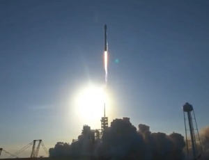 „Спейс екс“ изстреля за първи път спътник с рециклирана ракета-носител