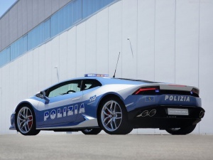 Полицаите в Италия гонят престъпниците с ново Lamborghini