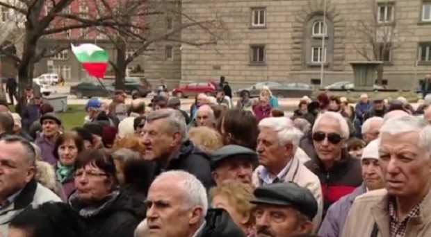 Бунт на българските пенсионери! Искат по-високи пенсии и безпатни здрави услуги