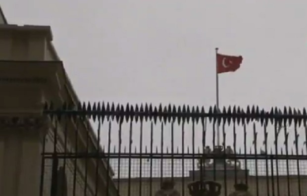 Демонстранти издигнаха турското на мястото на холандското знаме в консулството в Истанбул