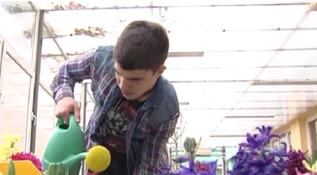Ученици от Варна организираха пролетен базар за цветя