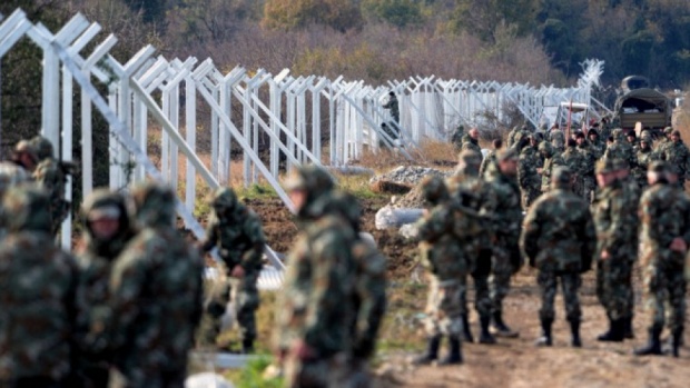 Засилват охраната по границата с Турция заради бежанците
