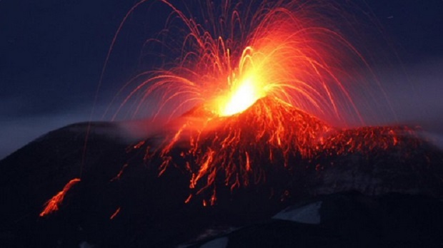 Поредно зрелищно изригване на вулкана Етна (СНИМКИ/ВИДЕО)