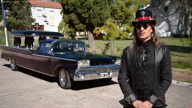 Аржентинец сбъдна детската си мечта, купи "Форд" и го подкара като катафалка (ВИДЕО)