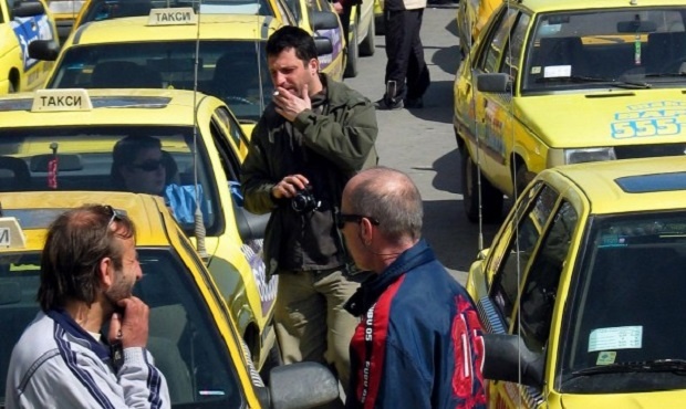Таксиджии изпепелиха "Хюндай"-а на конкурент в Пловдив