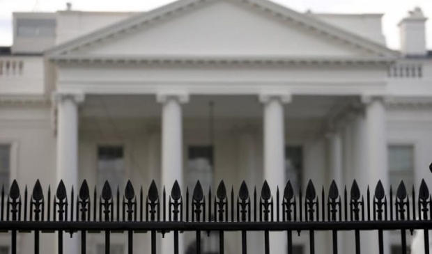 Американка увисна на оградата на Белия дом, опита да я прескочи