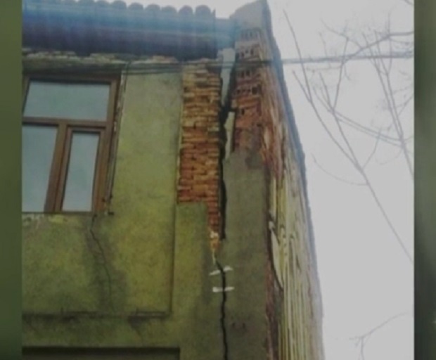 Сграда, културна ценност, застрашава жители и туристи на Търново