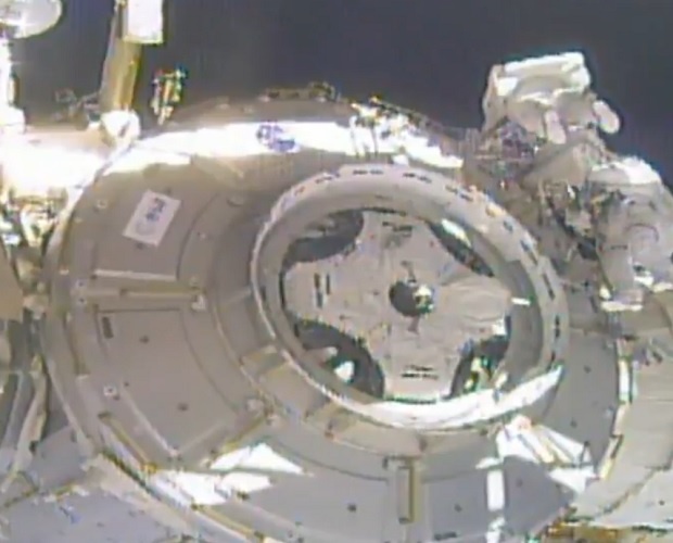 Астронавти изпуснаха парче от щита на МКС в открития космос