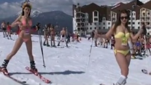 Нестандартна инициатива! 1200 смелчаци се спуснаха голи по снега