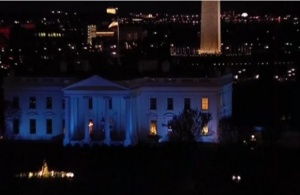 Осветиха сградата на Белия дом в синьо