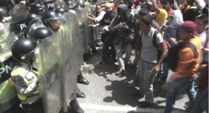 Десетки ранени при разгонването на протест във Венецуела