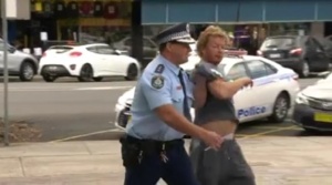 Полицай арестува пиян мъж в ефир (ВИДЕО)