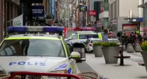 Охранителни камери заснели камион убиец в Стокхолм (ВИДЕО)