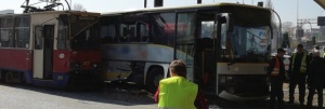 Трамвай дерайлира след удар с автобус в Полша, 15 души са ранени