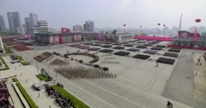 Пхенян демонстрира сила пред Вашингтон с военен парад