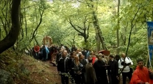 Стотици миряни взеха участие в литийното шествие в Бачковския манастир