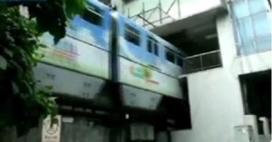 Жп линия минава през жилищен блок в един от най-големите градове в света (ВИДЕО)