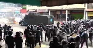 Тежки сблъсъци между протестиращи и полиция във Венецуела