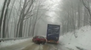 ТИР-ове закъсаха по снежните пътища