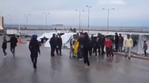 Масови безредици в бежанския лагер на о-в Хиос, има задържани