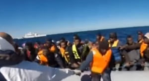 Лодка с бежанци потъна във водите край о-в Лесбос, над 10 души са загинали