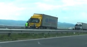 Затвориха АМ "Тракия" заради преобърнат ТИР (ОБНОВЕНА)