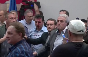 Обвиниха 15 души за нападението в македонския парламент (ВИДЕО)