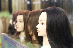 Все повече млади хора даряват коса за перуки на онкоболни