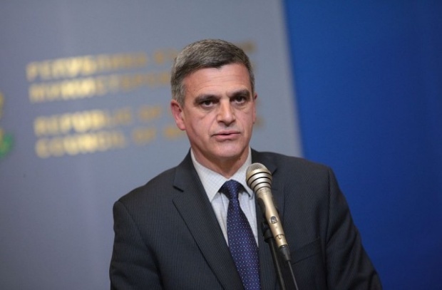 Министърът на отбраната: България не трябва да действа извън рамките на ЕС за бежанците