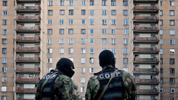 Откриха бомба и взривни материали в жилищен блок в Санкт Петербург