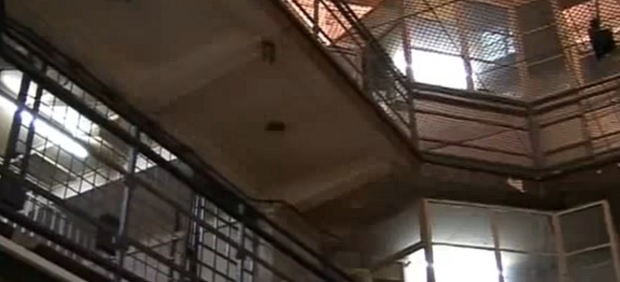 Затворник в Казичене обра три апартамента в София преди да го върнат зад решетките