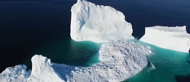 Хилади туристи в Нюфаундленд заради огромен айсберг