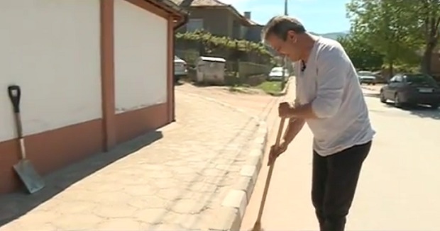 Испанец-доброволец чисти улиците в с. Крупник