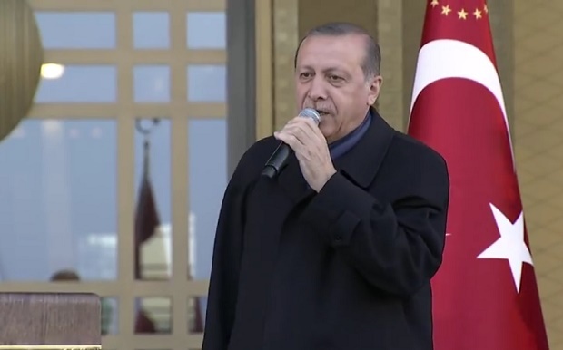 Уволниха близо 4000 държавни служители в Турция