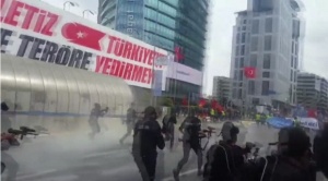 Десетки задържани по време на протести в Истанбул