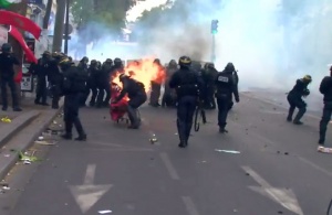 Сблъсъци с полиция и престрелки на първомайско шествие в Париж (ВИДЕО)