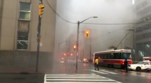 Няколко експлозии и пожар блокираха центъра на Торонто