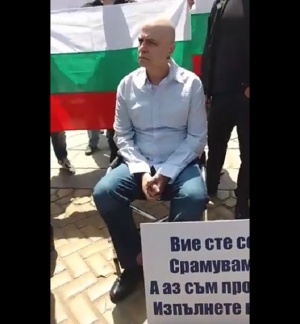 Слави протестира пред парламента (СНИМКИ)