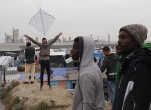 Разрушават бежански лагер във Франция