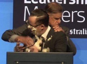 Възрастен мъж размаза торта в лицето на авиошеф в Австралия