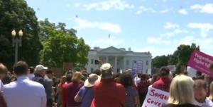 Стотици на протест срещу Тръмп пред Белия дом